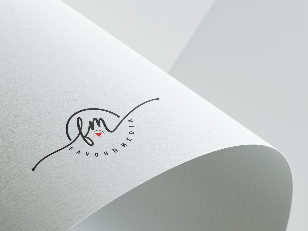 Design épuré mettant en valeur le logo Favour Media sur du papier texturé plié avec espace de copie.
